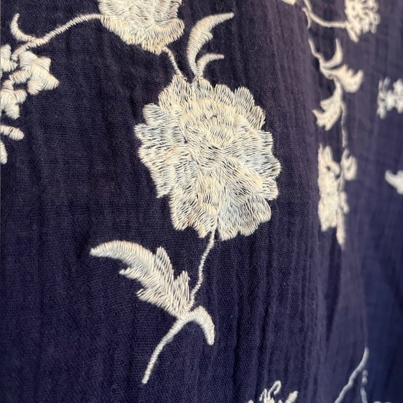 Soft Surroundings 1x Navy Blue With Embroidered Flower Blouse, Buttons On Back - Picture 5 of 11